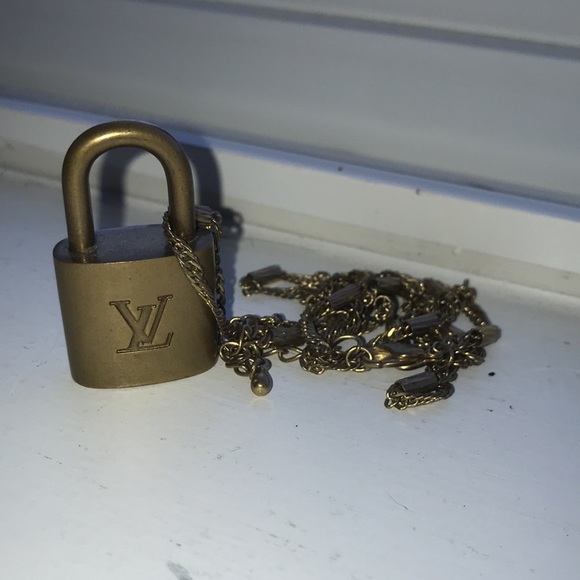 Lv lock and necklace - Picture 6 of 6